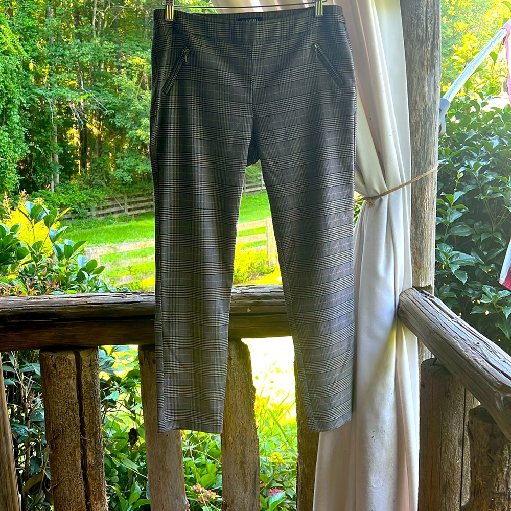 ROZ AND ALI EUC PETITE HOUNDSTOOTH MATERIAL PULL ON PANTS SIZE 10.